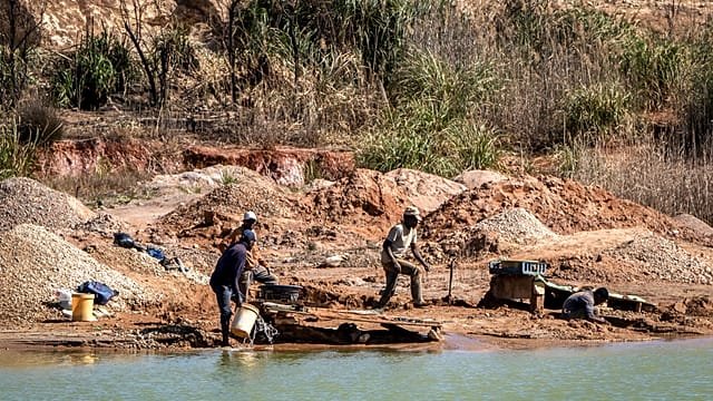 South Africa: Illegal mining putting Johannesburg infrastructure at risk