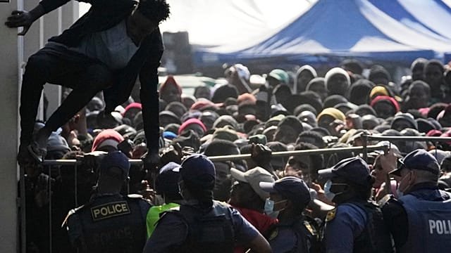 Injuries as violence erupts at South Africa anti-migrant protest